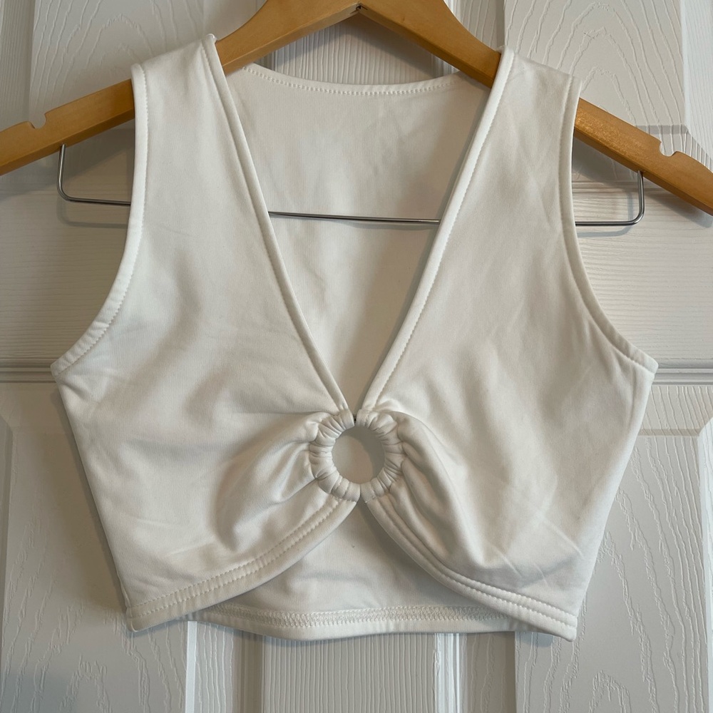 Aevziv Women’s White Sleeveless Ring Detail Cropped  Top. Size Small